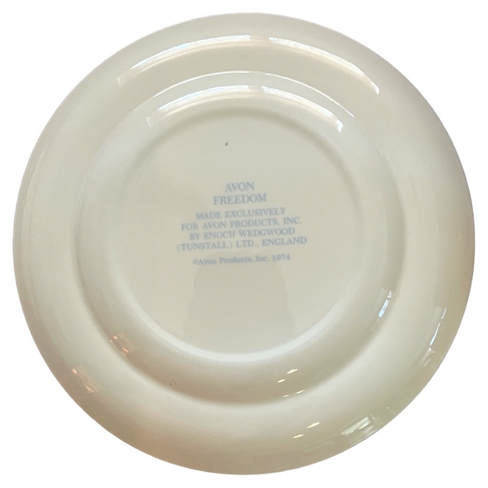 Set of Two 1974 Avon Plates by Enoch Wedgwood - Picture 3 of 5
